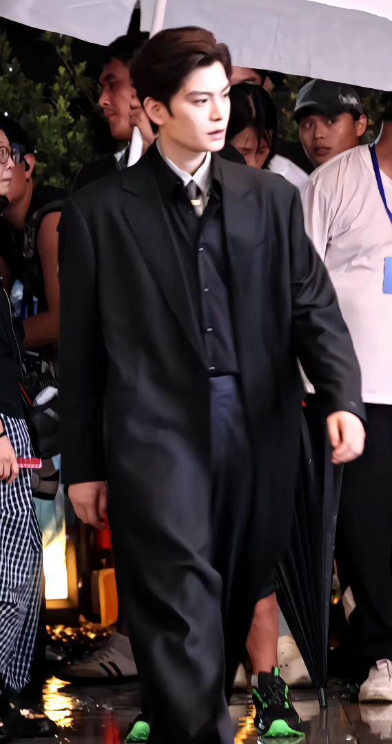 丁禹兮无论是脸还是身段还是气质在内娱演员里面都是顶级的，现偶的神啊[笑着哭]爱在无