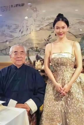 范曾可以说是没有老杨的命，却得了老杨的病。人家年轻貌美大长腿，比你小，不图你的钱
