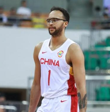 中国男篮归化球员李凯尔已经改回了美国籍。据NBA官网消息，中国男篮归化球员李凯尔