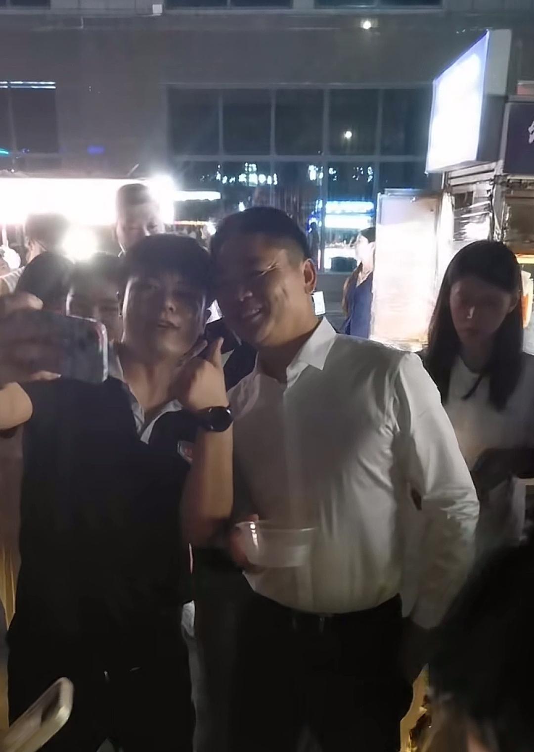 刘强东回到宿迁干了一件大事，新开了两家折扣超市，结果开业涌入顾客太多，超市的保安