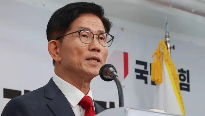 金文洙这时候看不下去了，他曾经作为韩国的雇佣劳动部长，这时候他已经看不下去李在明