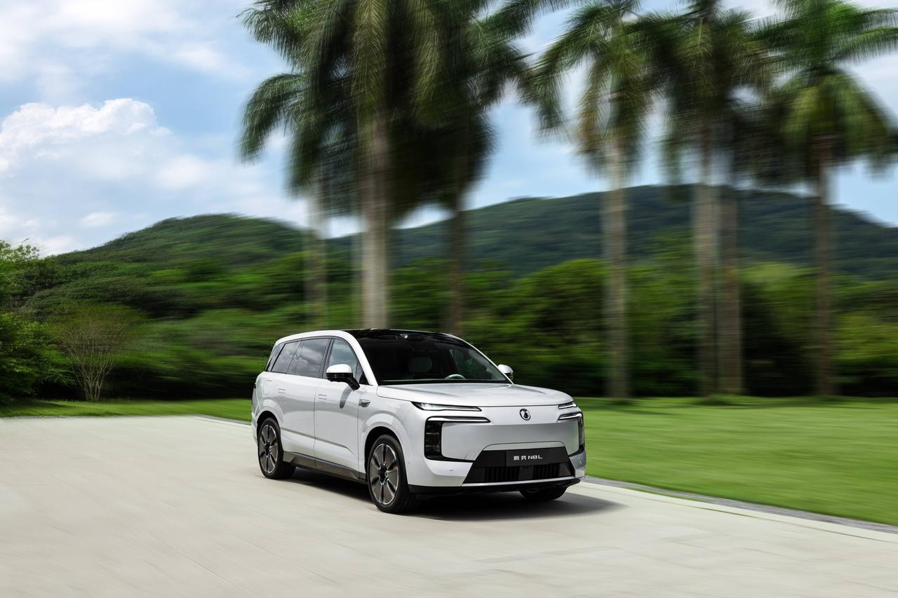 真的离谱！腾势N8L一台30万出头的大六座插混SUV，居然把激光雷达、云辇-A空