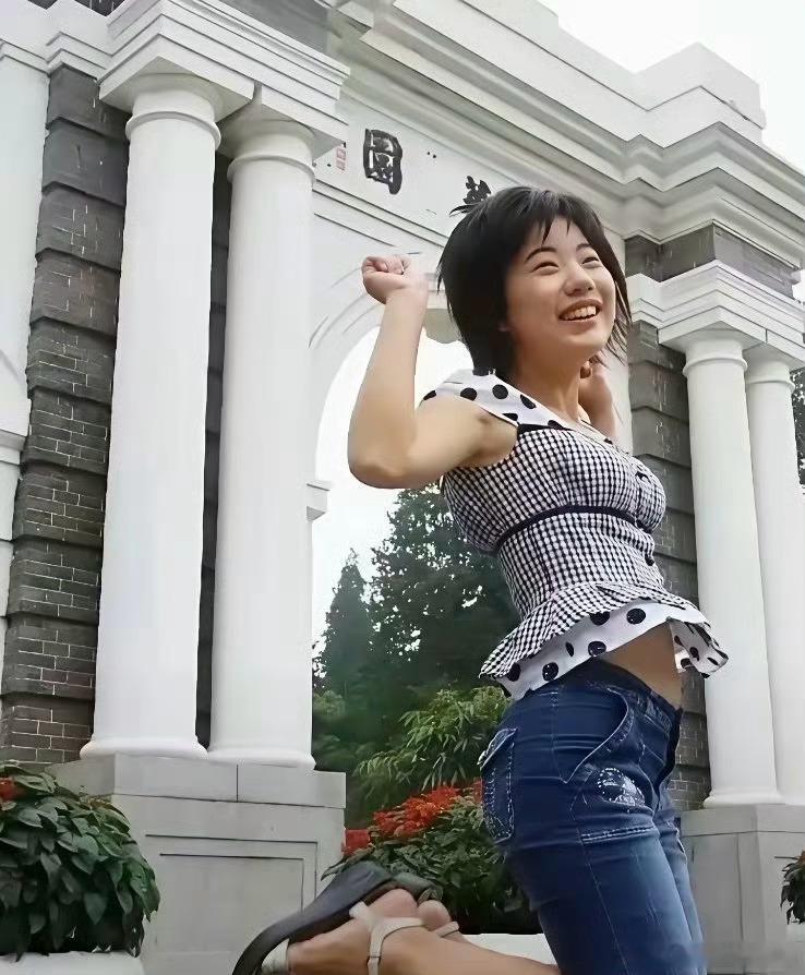 蒋方舟的路，每一步都铺着别人的遗憾；她的才华，每一寸都浸着特权的养分。老百姓等这