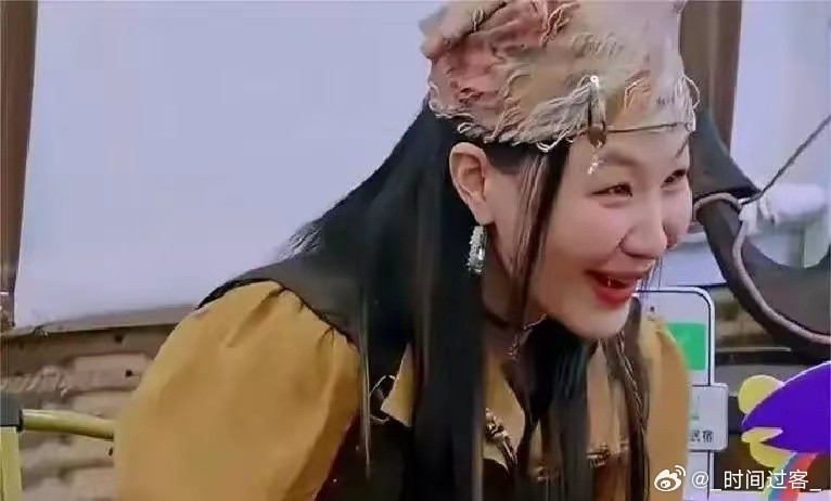 金靖问张凌赫，拍那么多吻戏啥感觉？这哥们儿轻飘飘一句：习惯了。但真正有意思的，其