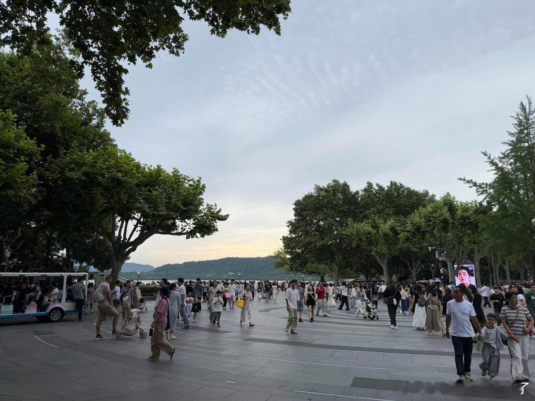 打卡杨博文偶遇林依轮舞台盲盒本以为只是普通舞台，没想到盲盒让杨博文偶遇林依轮，