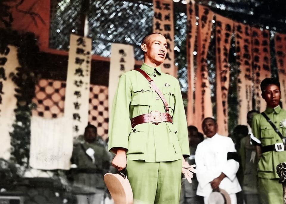 1928年8月4日，蒋介石在北京西山碧云寺孙中山墓前庄严祭奠的瞬间。当时中山陵尚