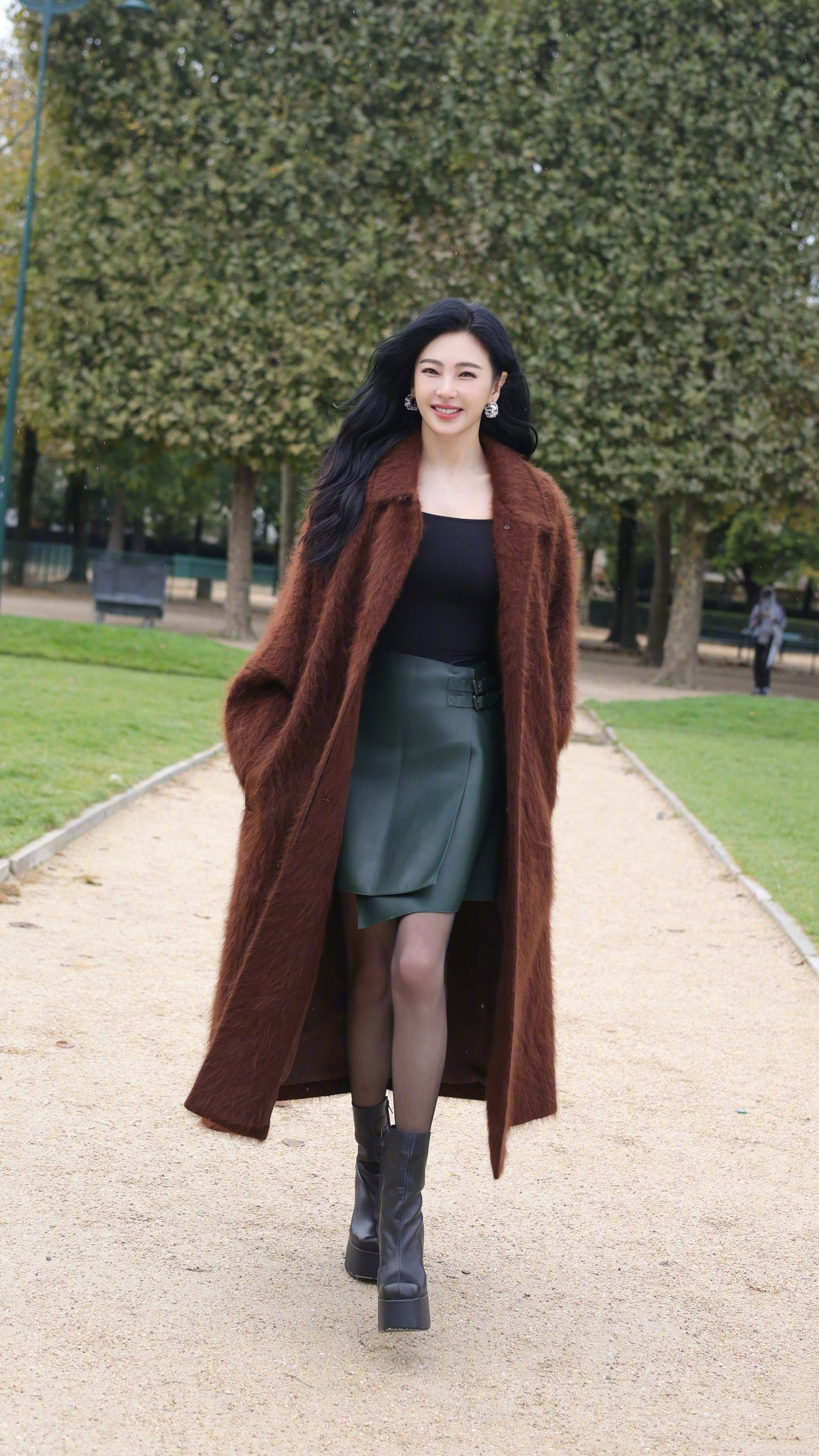 张雨绮巴黎随拍，秋日优雅穿搭，墨镜酷姐。张雨绮