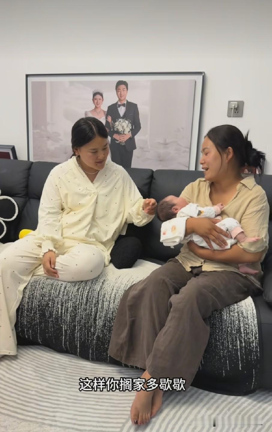 小故事！这李佳代表娘家人来接雨露回家住几天。在民间有个段说法，