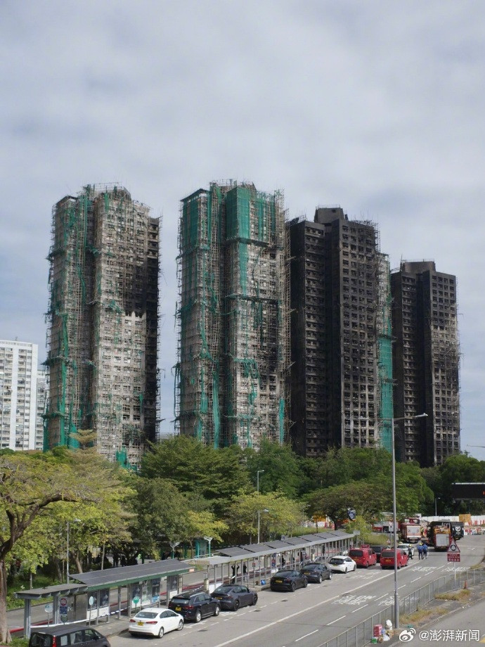 香港大火生死十分钟：警报集体失灵，数百人火海盲逃