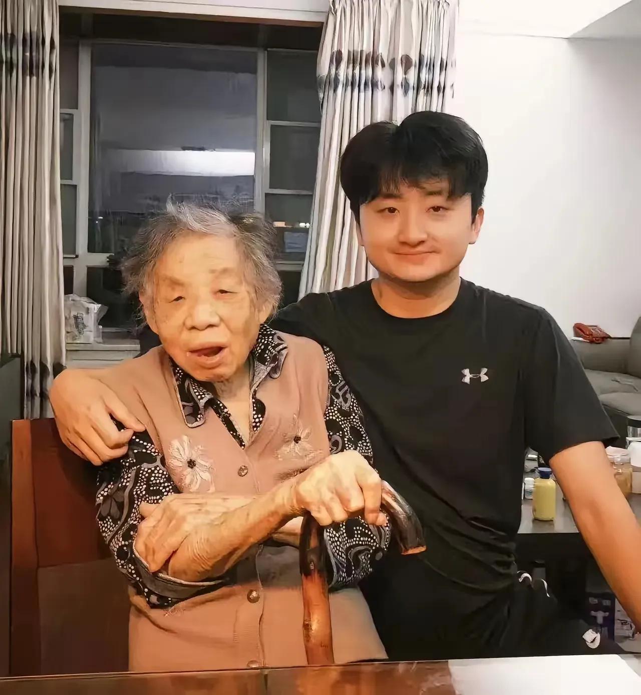 想让孩子戒掉网瘾吗？学学这位爸爸。大学生放假，昼夜颠倒，天天打游戏。爸爸说“奶