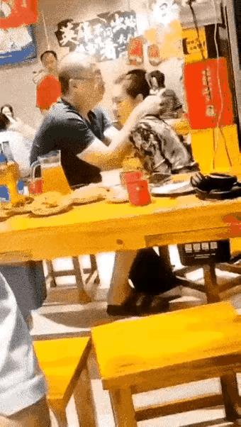 现在的社会是怎么了，一对情侣在公共场合说亲就亲，而且亲的如此疯狂，一点都不注意影