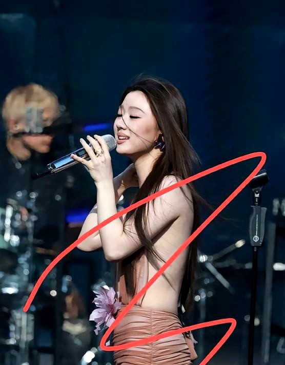 单依纯这姑娘真挺特别的。记得她拿下好声音冠军后直接拒绝签约资本公司，转头选了李健
