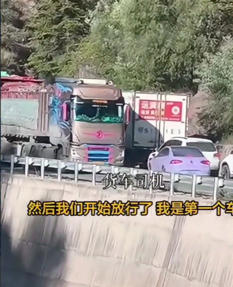 318川藏线上，一小车明知前方道路拥堵还肆意逆行，直接导致逆行车道也发生了严重拥