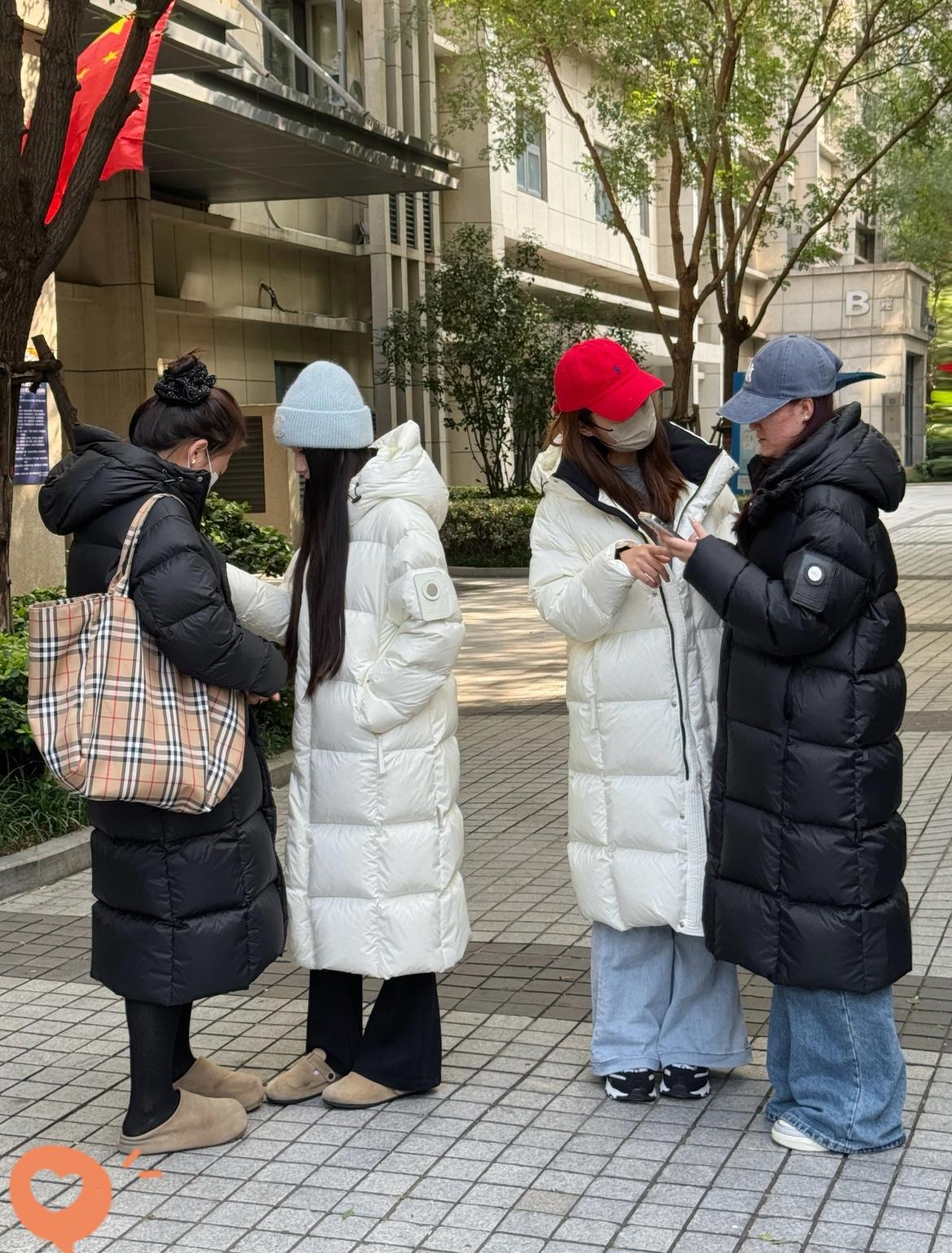 发现没有，今年冬天的女装大变天了！以前都是小脚裤配过膝靴，或者高跟...