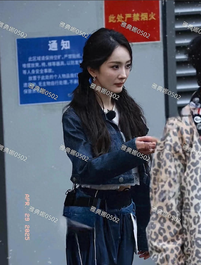 杨幂今日上班照扎双马尾录密逃元气满满笑容甜见过女儿后心情大好