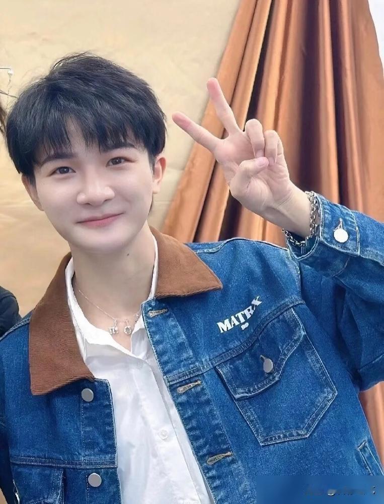 笑发财了，周深这是把跨年晚会当KPI刷呢？三台同时段晚会凑齐，是打算用AI分身还