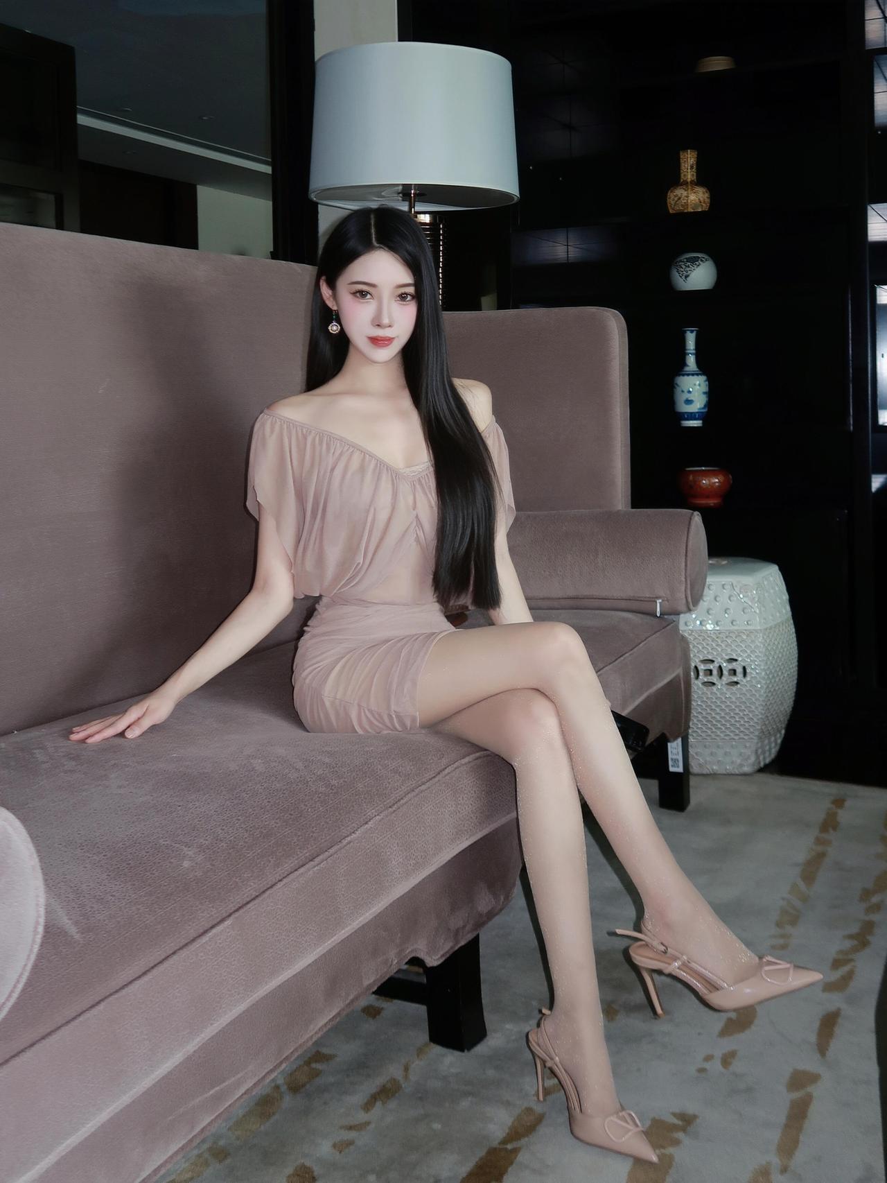 女人如何穿高跟鞋显得很洋气想把高跟鞋穿出洋气感，选款和搭配的细节缺一不可。像