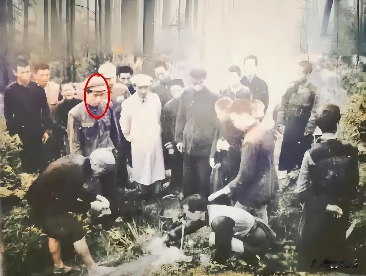 1950年的春风掠过长沙板仓的棉花坡，漫坡的新绿掩不住一座坟茔的肃穆。毛岸英