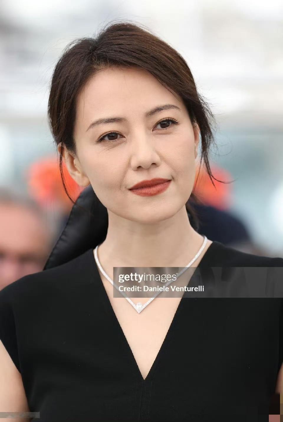 女人一有白发就开始真的老了，断崖式的，高圆圆也不例外！哪怕明星天天在保养，不敢