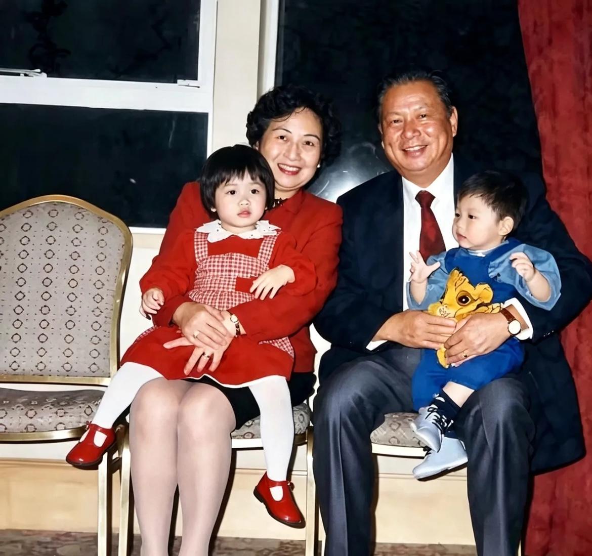 1995年，63岁的洪君彦与60岁的第三任妻子陈贤英结婚时，留下的合影，婚礼十分