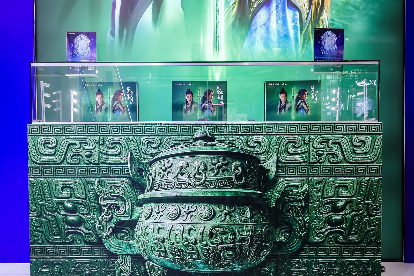 千万别错过BW致态记忆工厂！现场设有致态x《凡人》动画联名礼盒的展示区，国风仙侠