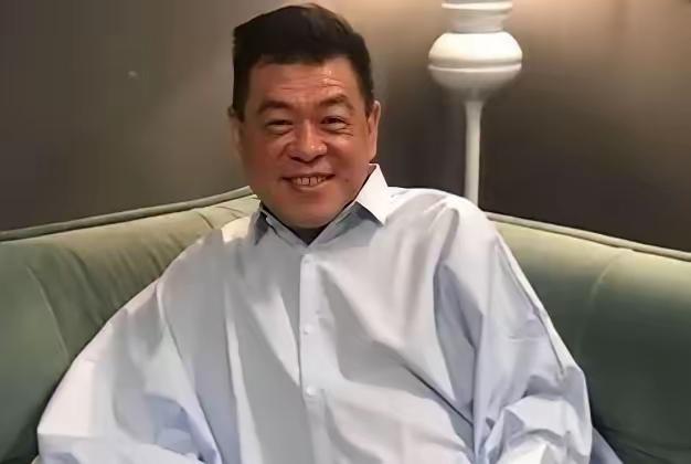 孙德荣不对劲!孙爸爸最近的视频,看着是真有点反常。总穿着同一件黑衣服,说自