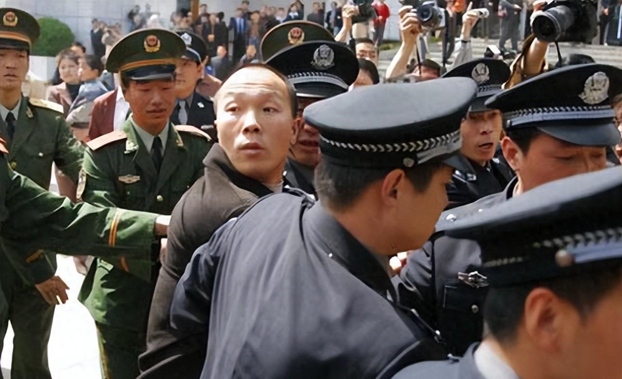 那具被当成张在玉的女尸，法医只靠肉眼估了下腐烂程度，就说人死于失踪后第七天。佘