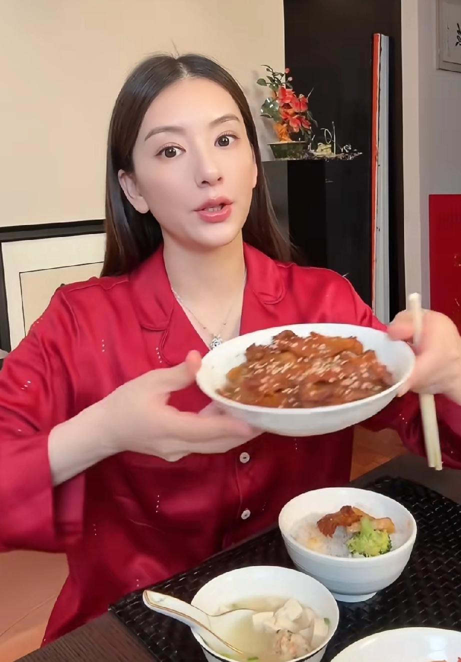 难怪郭富城老婆生完三胎后恢复得这么快，这么好，没钱没人是真不行，除了坐月子在高级