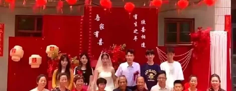 母强舅强，父强叔亲，在傻大妮身上体现得淋漓尽致，聪聪结婚的合影上都是傻大妮娘家人