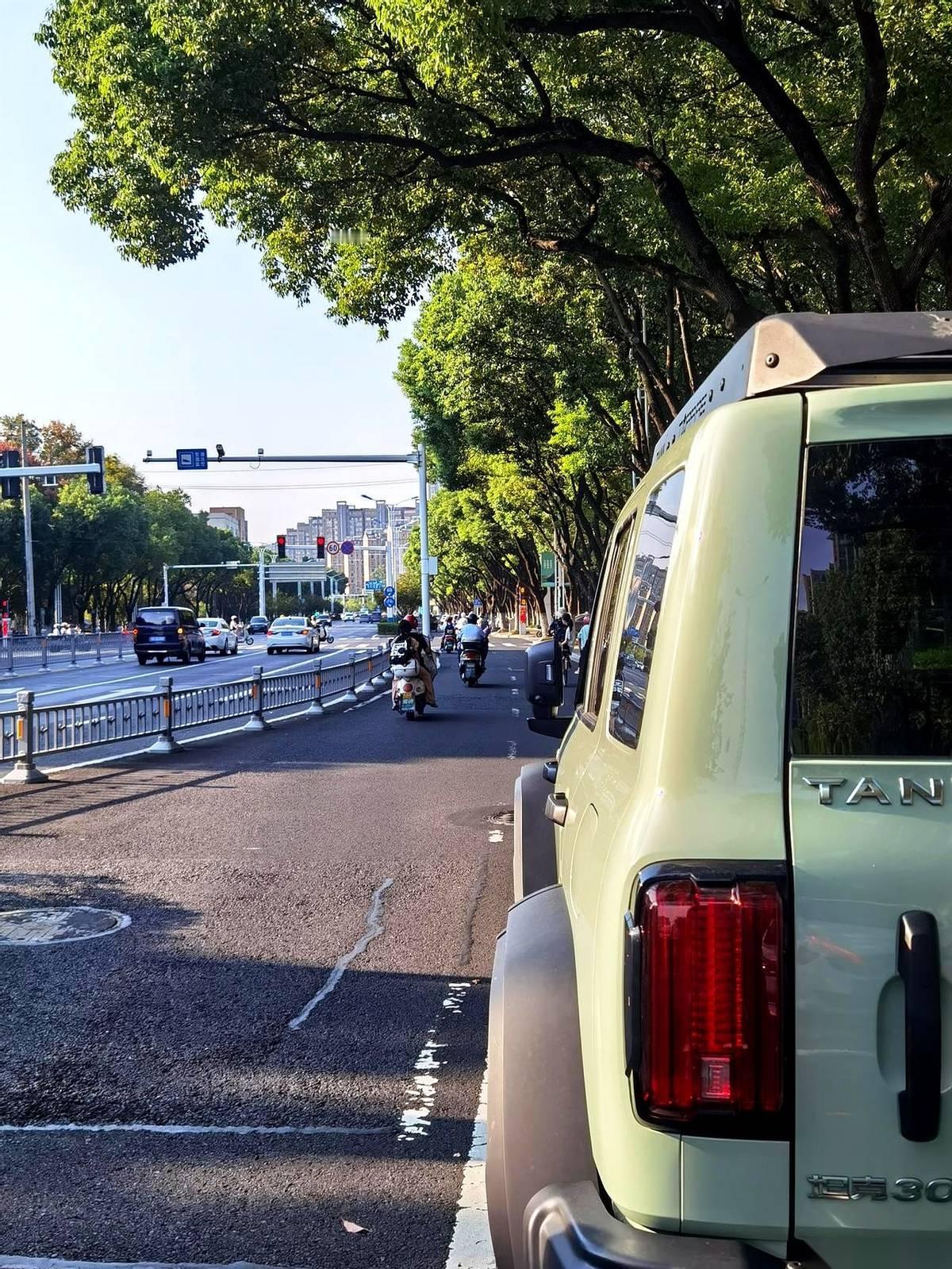 有些事儿，你还真就得听出租车司机的。酒店服务员推荐的，那叫攻略。出租车师傅给