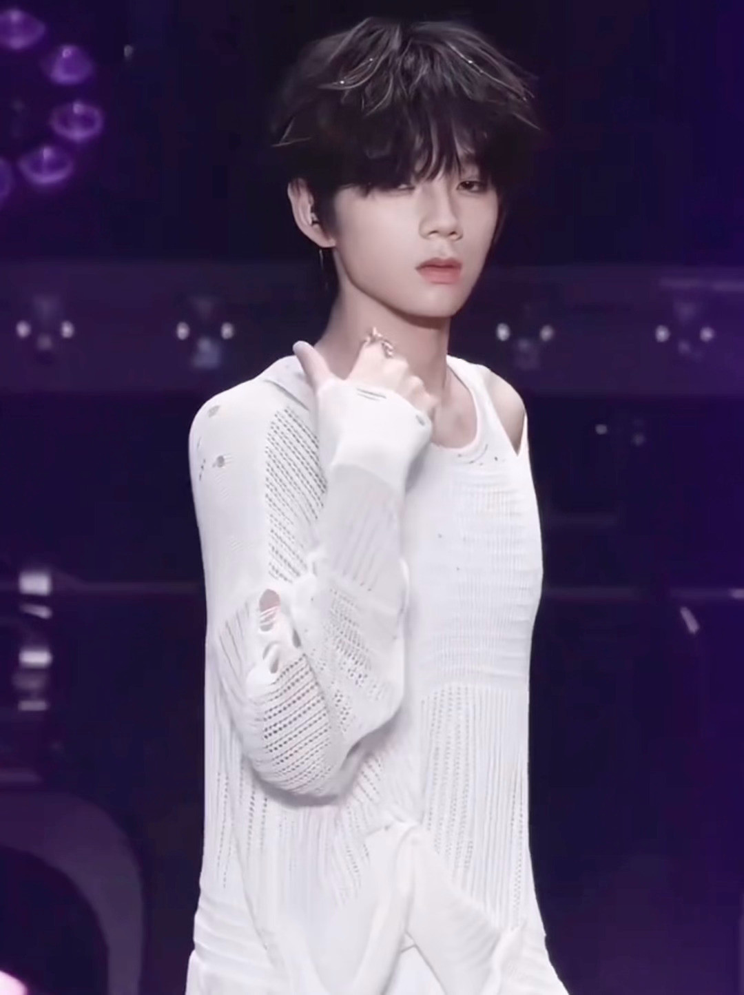 王橹杰身材跟着五官走。。此男的颜值和身材都是最佳赏味期！王橹杰锁骨连肩🩵王