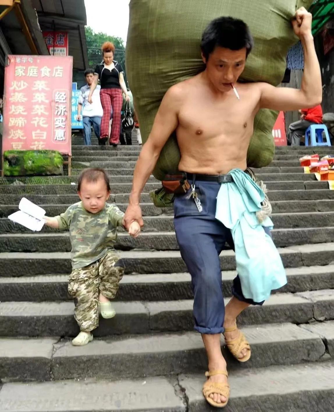 那个踉跄学步的孩子，今天走进高考考场这是浙江摄影师许康平跨越14年在重庆拍摄的