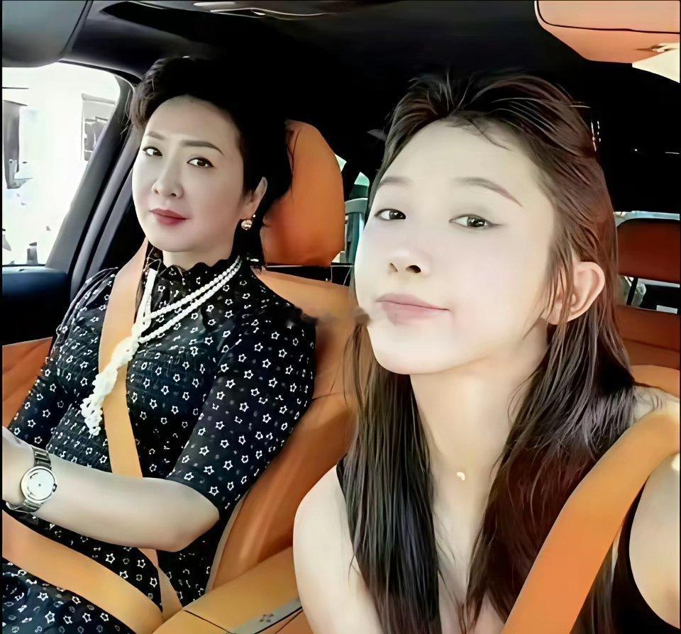 吴艳妮和妈妈的合照，25年前vs25年后