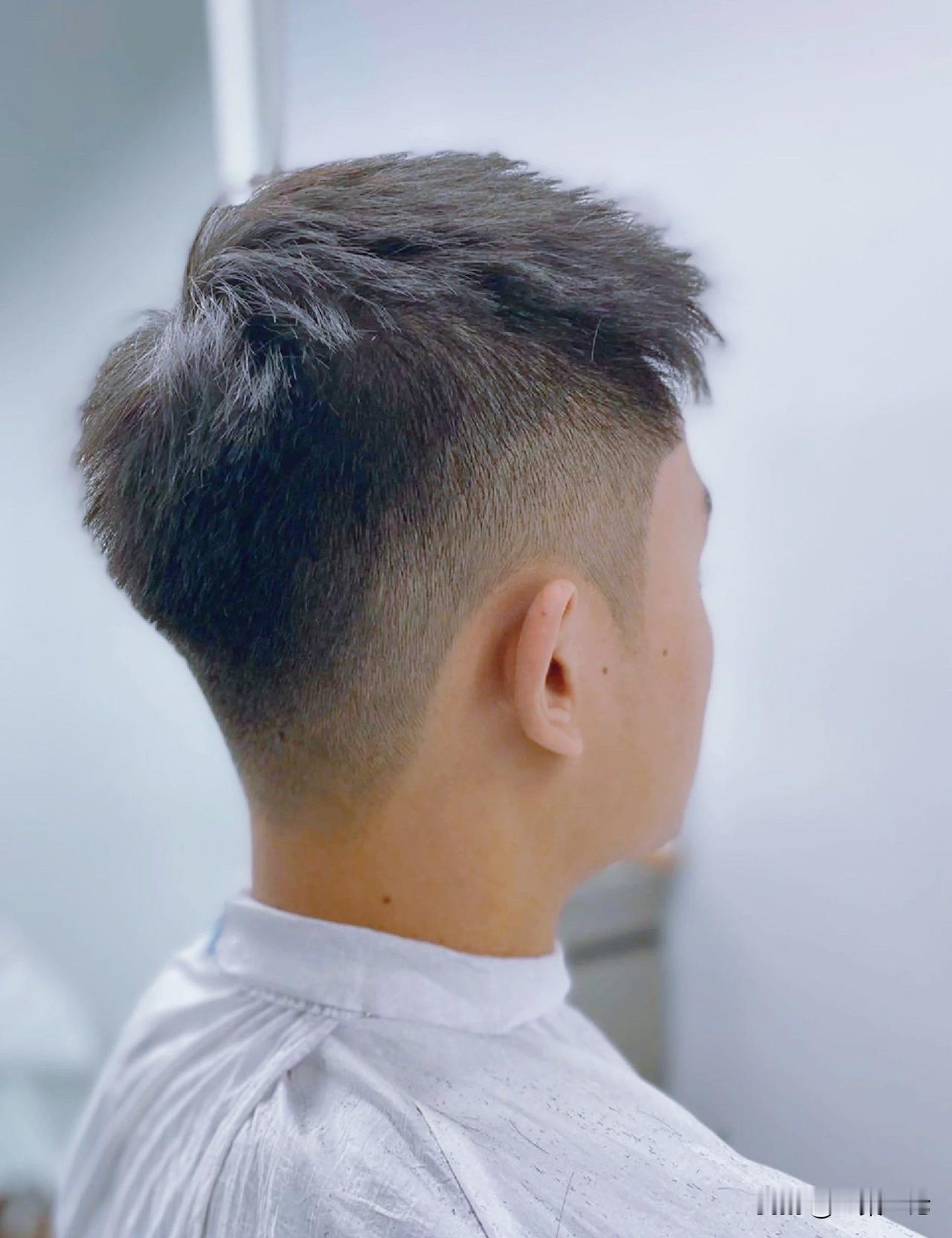 “玩不起！”山东菏泽，一男子在理发店办了张会员卡，每次理发19元，卡里还有400