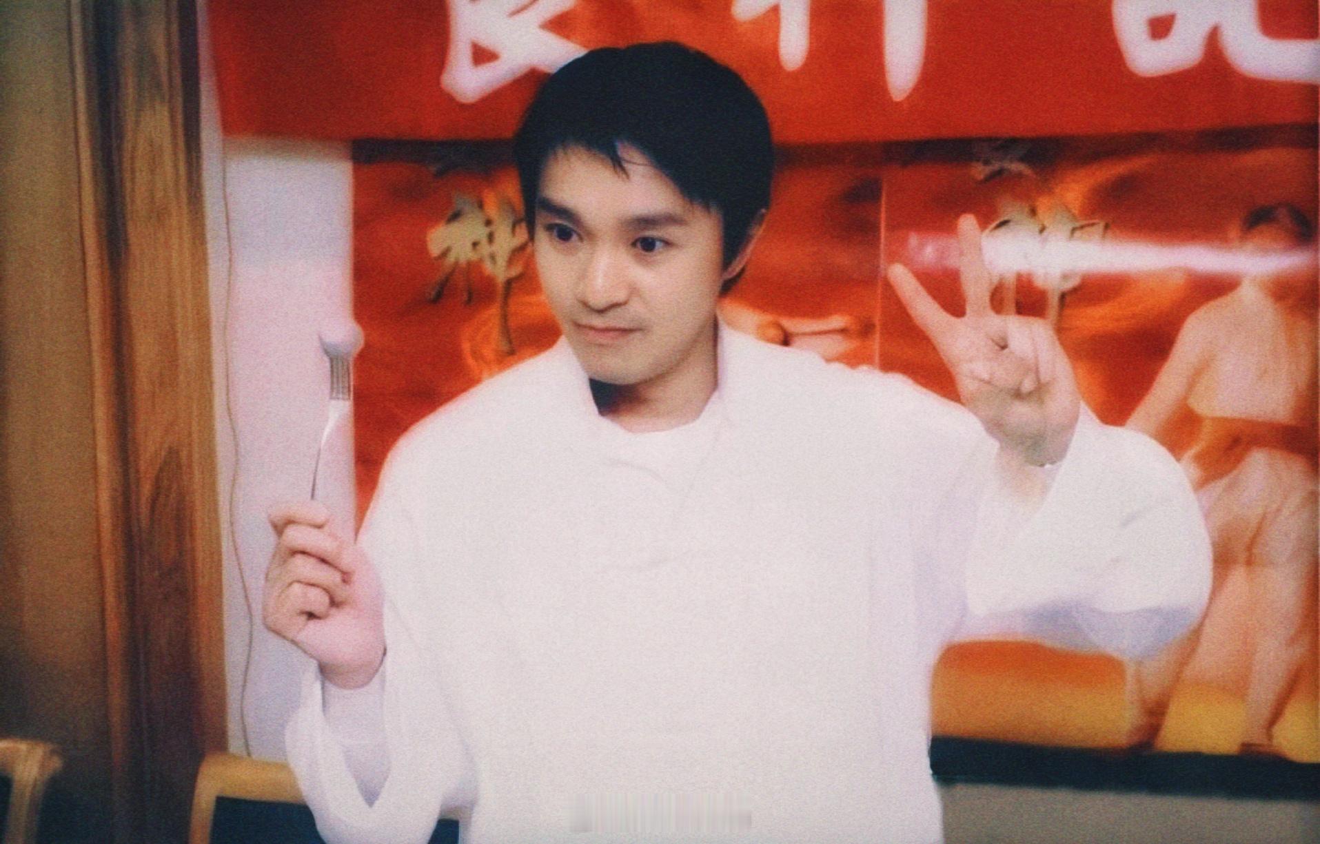 周星驰搭乘花絮去幕后其实，能与相悦之人共餐，满眼满心欢喜，吃撒尿牛丸🍡和黯然