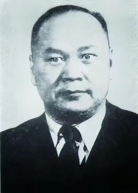 1949年的昆明，热得像个大蒸笼。沈醉正屋里头盘算着要对杨杰下黑手，被老太太耳朵