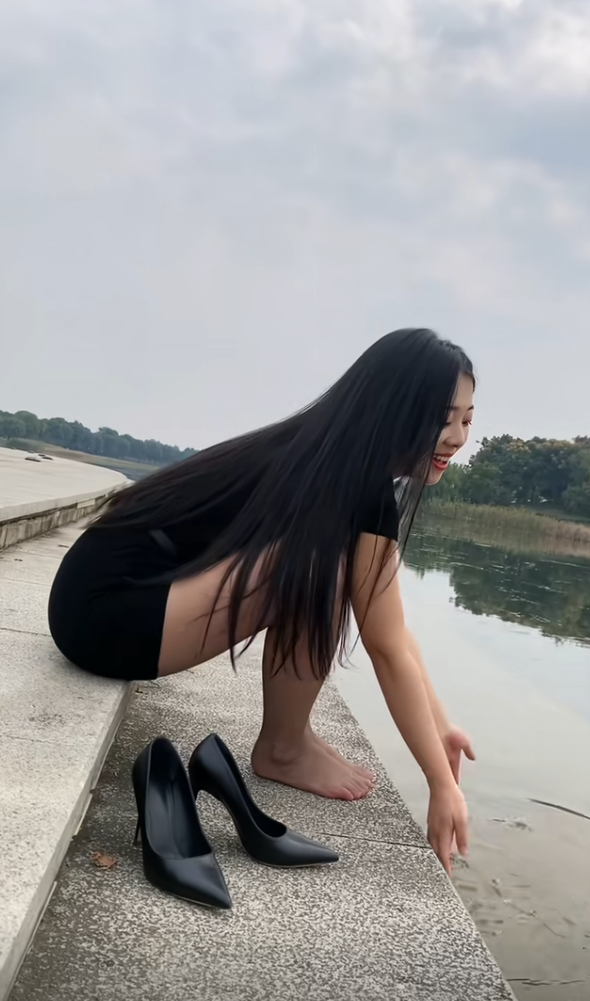 领导心情不好让我陪她在河边走走该怎么？