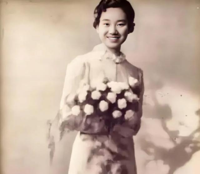 1941年，朱凡被俘，日军见寻常酷刑没用，就把她带到湖边，将她的双腿分别绑在两艘