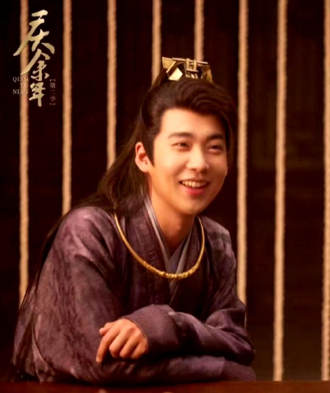 别再说郭麒麟签约《庆余年3》是“服软”了，这笔账算下来，他才是真正的大赢家。