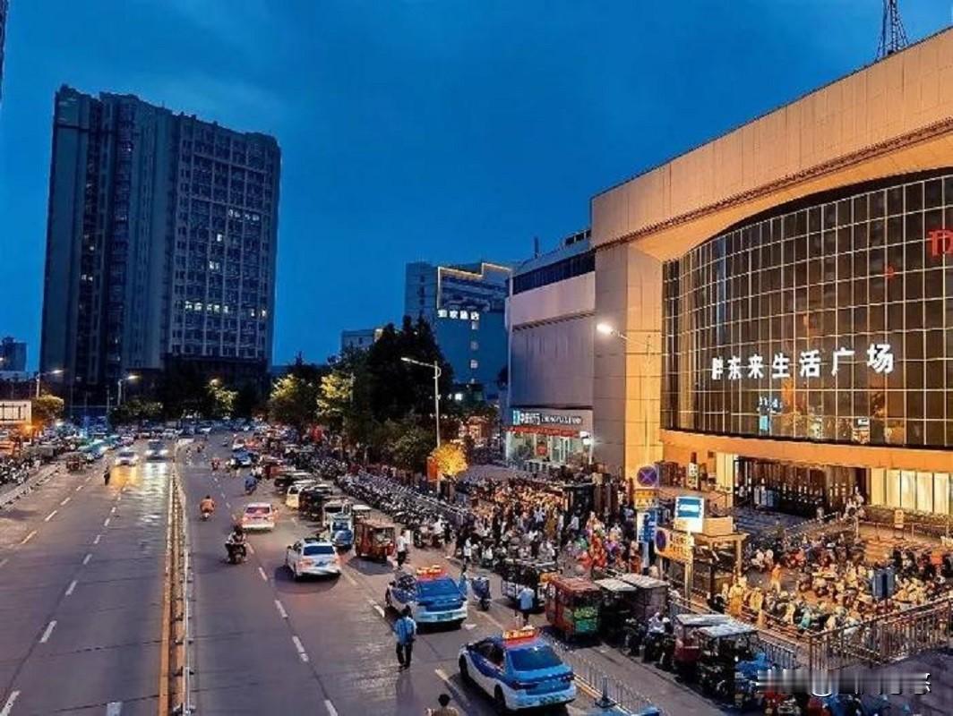 于东来担心担心员工有承担压力，得加班，想要控制销售规模在200亿元以内。然而胖东