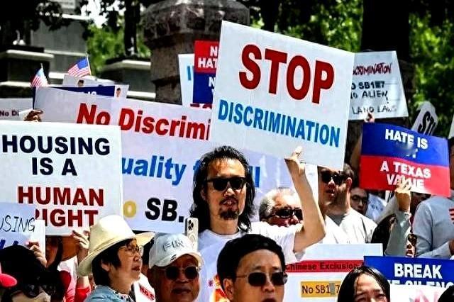美国得州民众怒吼！为了阻止一项歧视亚裔的法案通过，数百人走上街头！事情是这样的：
