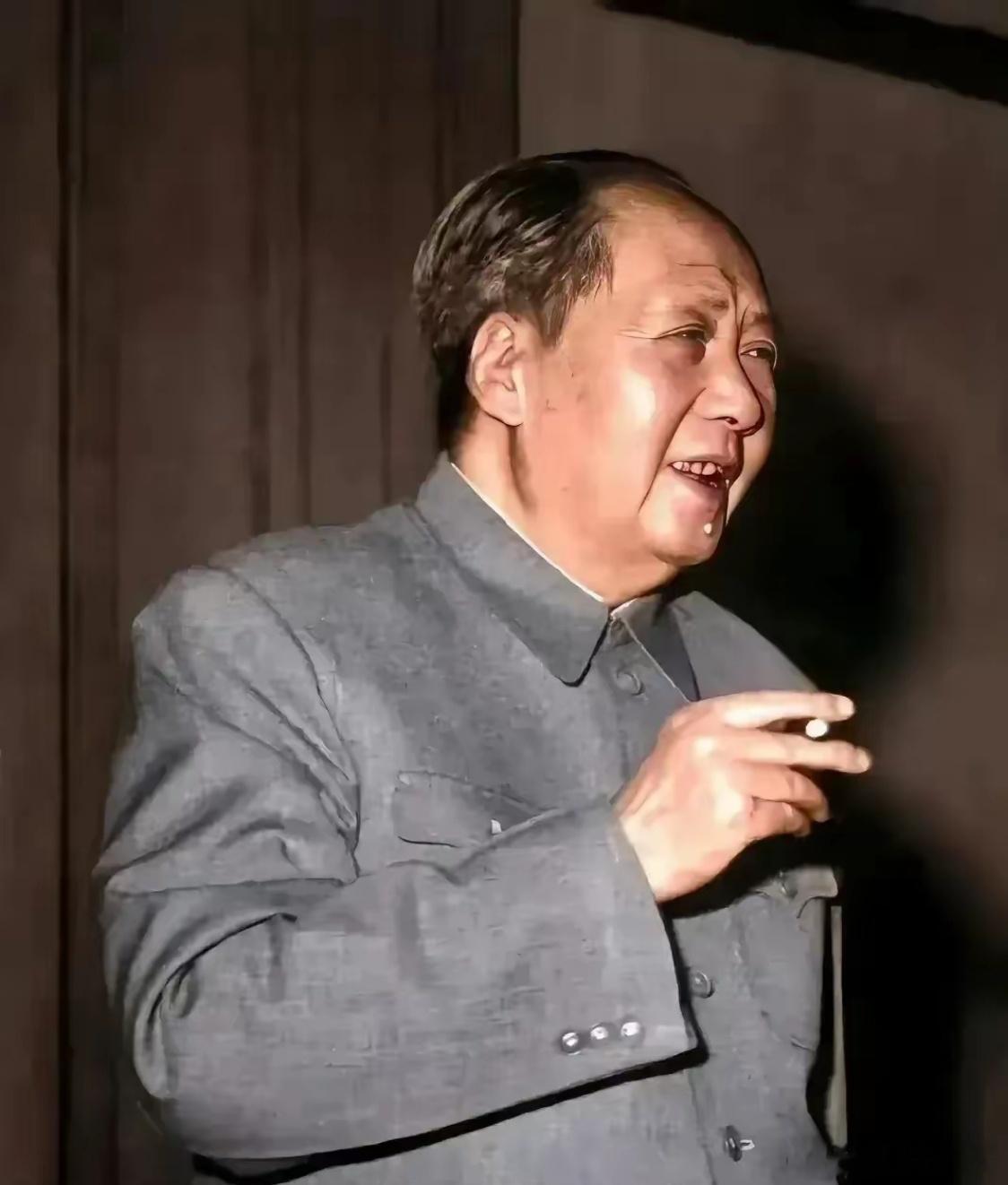 1972年，有人问毛主席：“资本主义复辟，无产阶级就会吃二遍苦吗？”毛主席不