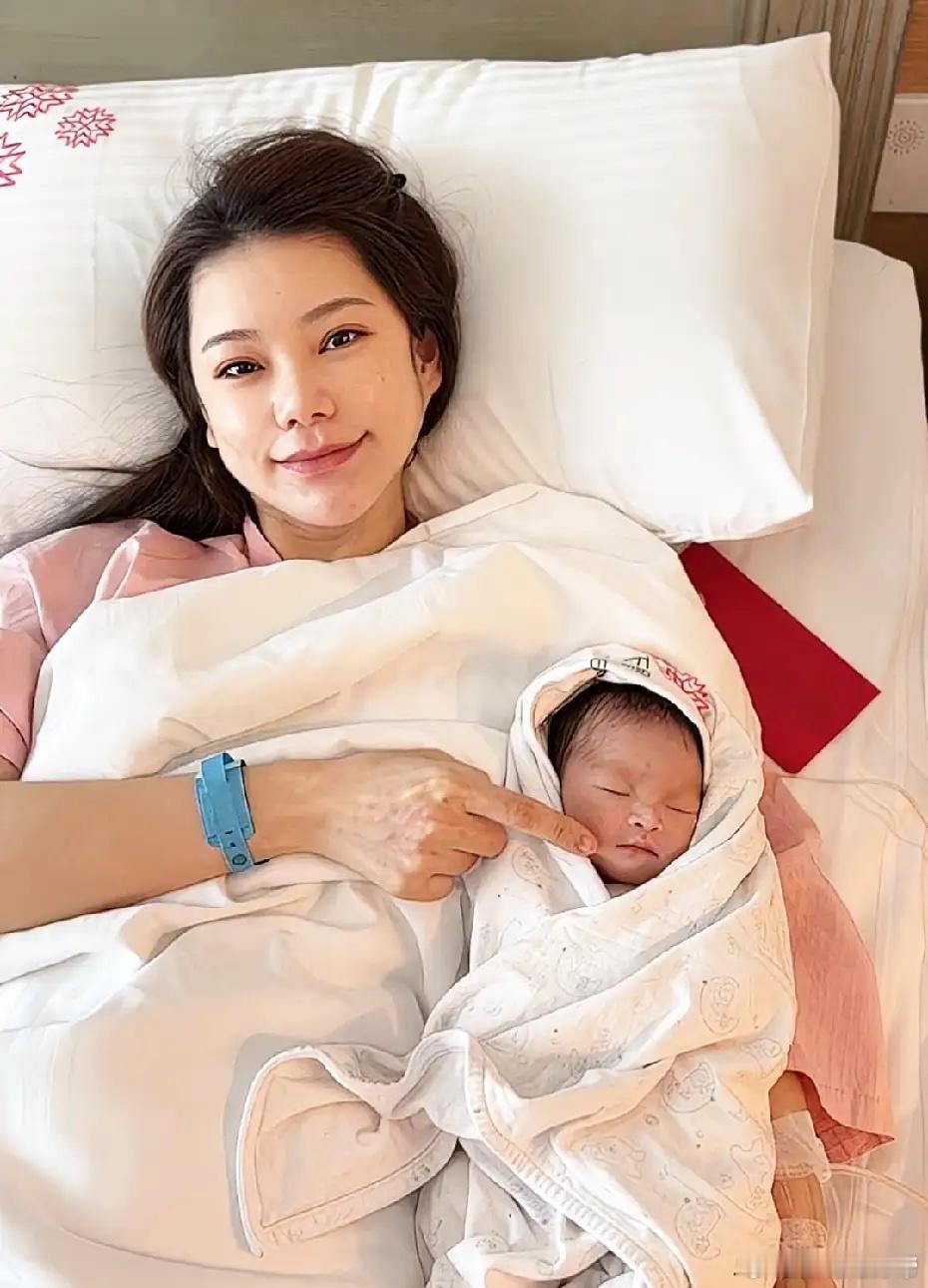 马筱梅晒老公汪小菲拍奶嗝，他手法还挺娴熟，很会带娃！有一说一，汪小菲这人，子女心