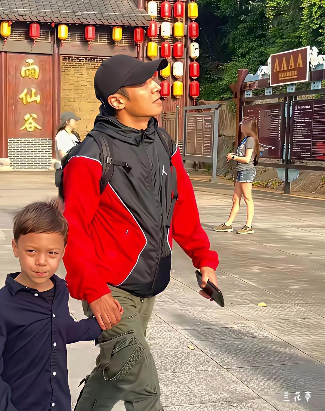 撒贝宁和混血儿子牵手出游。小撒还是那么帅气，儿子随了他的黑，再长几年应该也