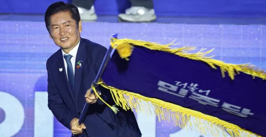 韩国共同民主党新任党首郑清来：哪怕把尹锡悦用毯子卷起来，也要强制执行！