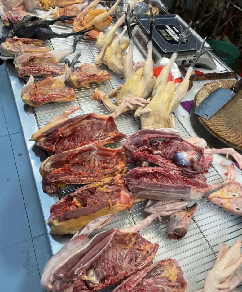 在广州菜市场还是不要买半边鸡。上午去菜市场买鸡肉，老板说半边15一斤，她说给你