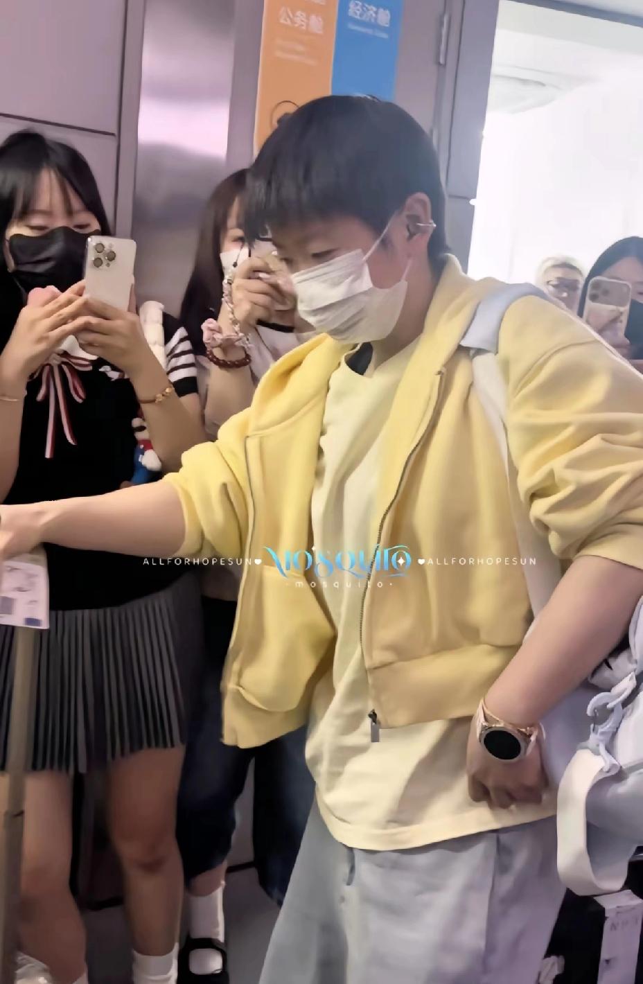 终于看到莎莎返京的照片了，奶黄色的短外套，真是好看，要多萌有多萌。国乒