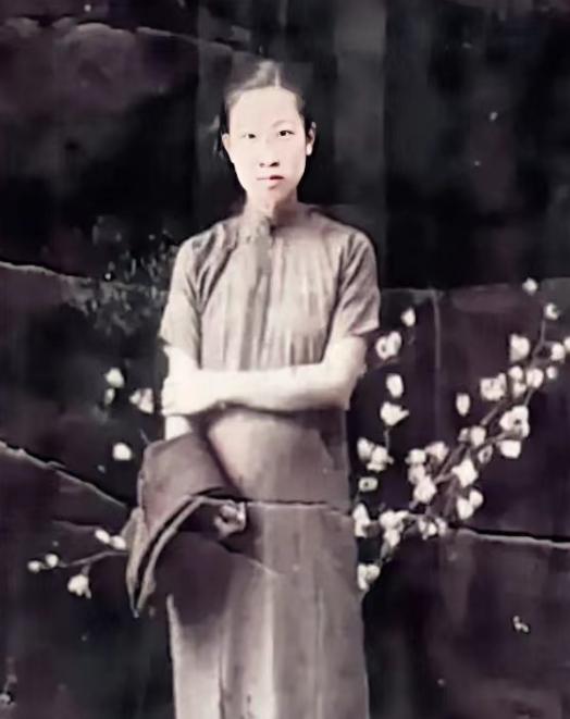 1937年，一年轻女子“女扮男装”要逃出南京。突然，鬼子兵对她“摸裆”检查，得知