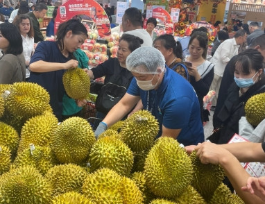 赚中国人钱还想毒害中国人？很多中国人都喜欢吃泰国榴莲，可谁能想到，泰国榴莲里竟然