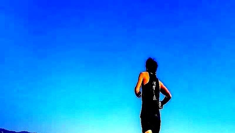 老王跑5公里从25分钟砍到22分48秒，不是他腿变快了，是他身体不那么早“抽筋”